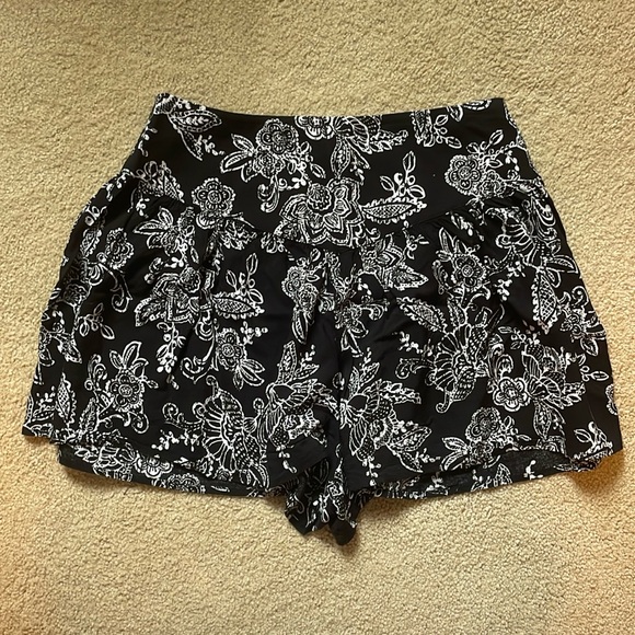 Forever 21 Pants - Flowy patterned skort